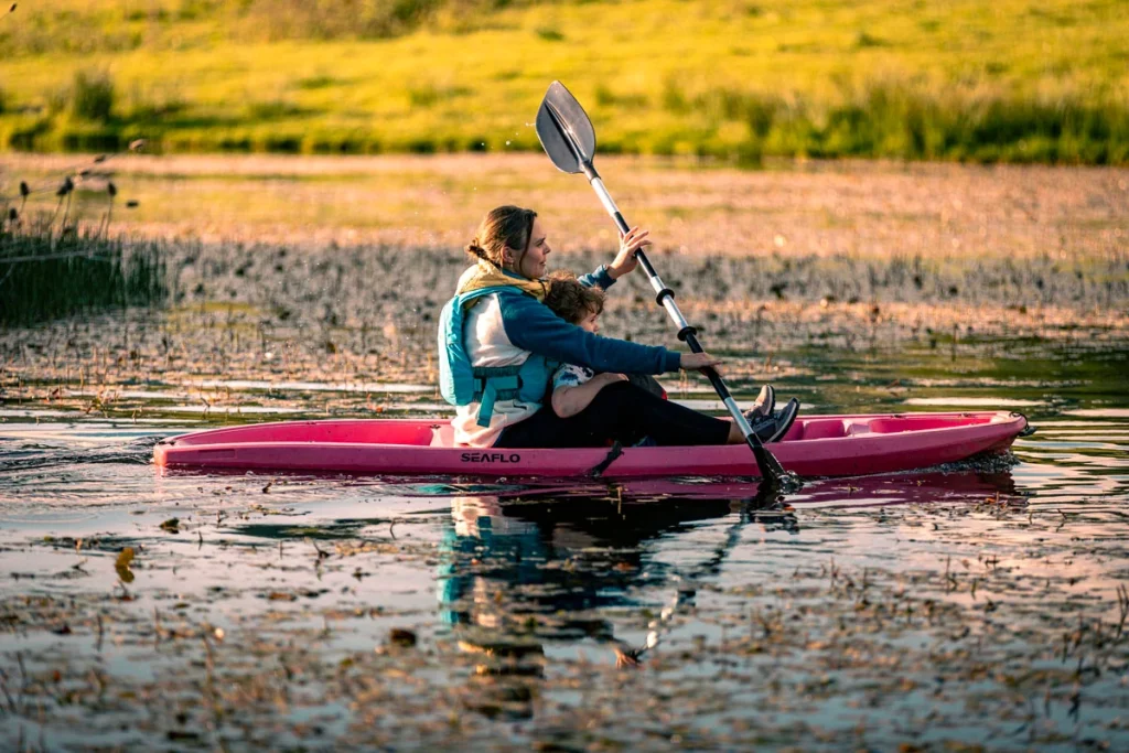 Guest kayaking on the lake at Beacons Bluff Escapes